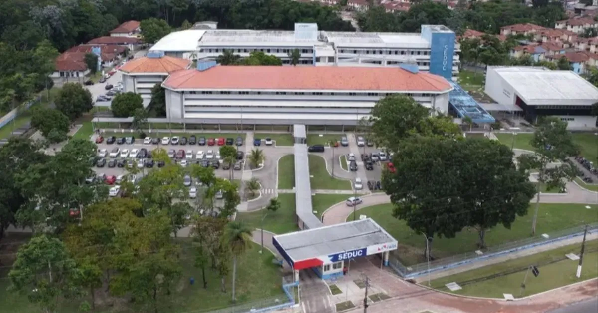 A seleção acontece em três fases distintas. A primeira é estadual, conduzida pela Seduc, com avaliação do projeto individual de cada candidato.