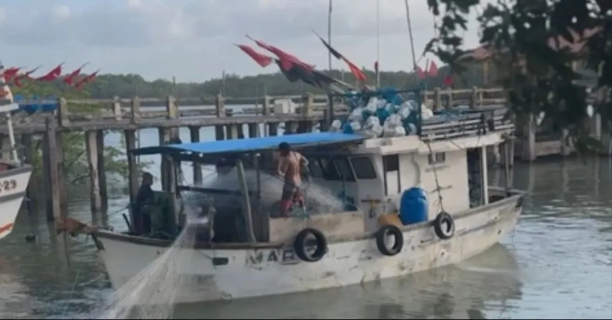 As limitações impostas pelo ambiente submarino impedem que os profissionais prossigam com as tentativas de entrar na embarcação sem colocar mais vidas em risco.