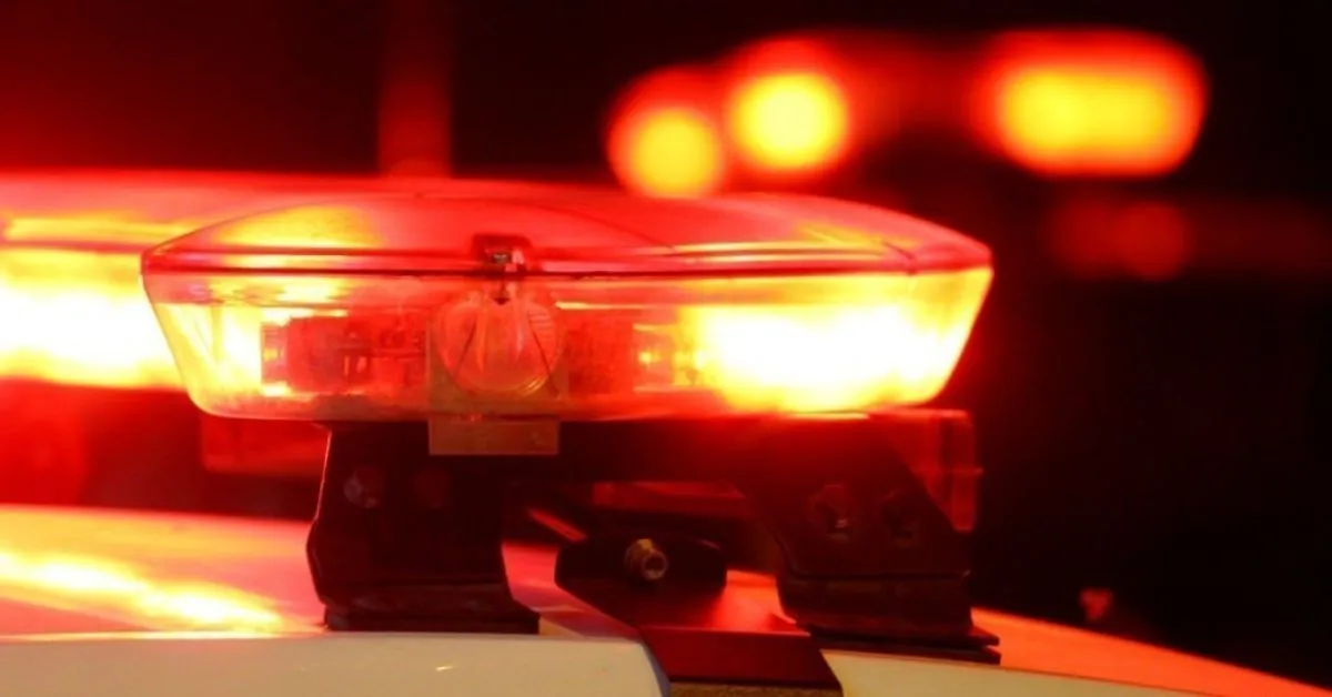 Os moradores conseguiram recuperar os pertences da vítima e devolveram os objetos a ela. A ação aconteceu antes da chegada da polícia.