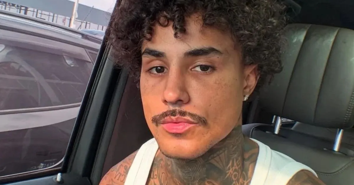 Livinho, que em agosto de 2025 deixou o Dança dos Famosos (Globo) após perfurar o pulmão num acidente, tem uma carreira musical de 15 anos.