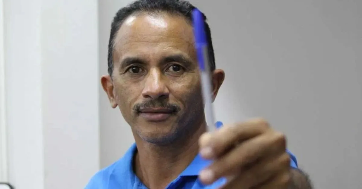 Manoel Gomes ganhou fama nacional com um vídeo simples publicado nas redes sociais. Na gravação, ele cantava sua própria composição, a música "Caneta Azul".