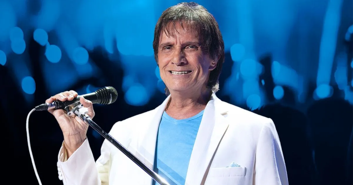 Cantor interrompe apresentação para repreender fotógrafos que conversavam durante a performance.