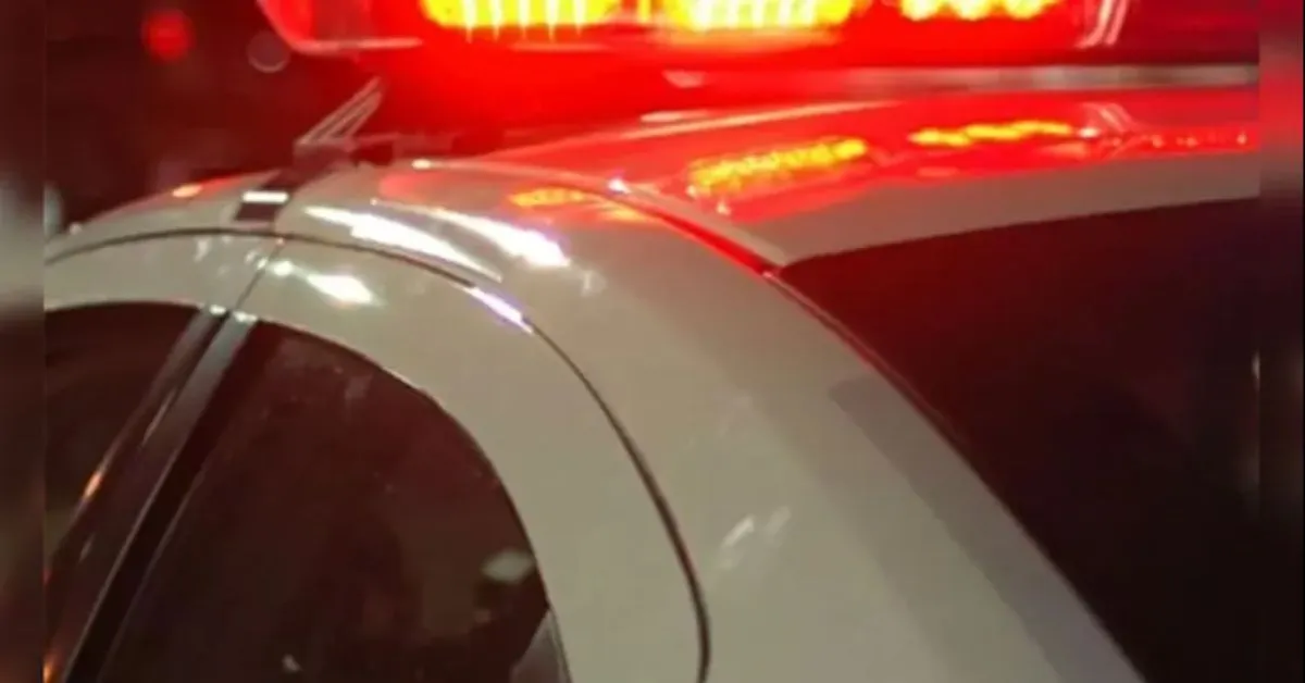 Homem pegou uma faca e desferiu diversos golpes contra a mulher, que tentou fugir para a rua.