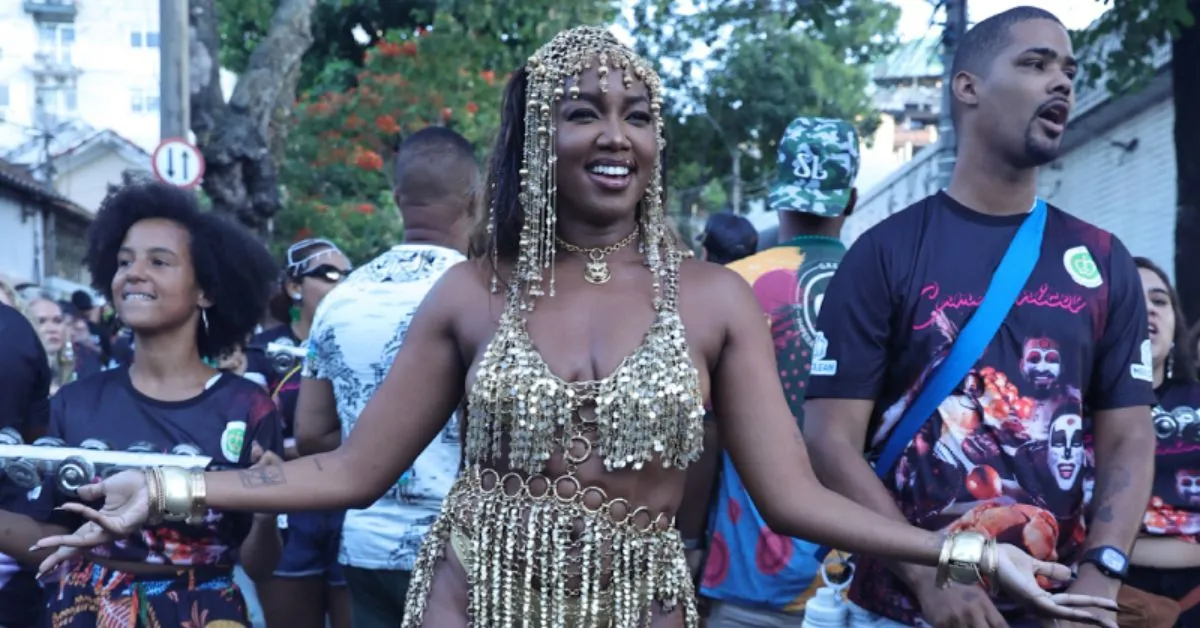 Com uma fantasia repleta de lantejoulas, correntes e detalhes em dourado, Iza mostrou todo o gingado durante ensaio.