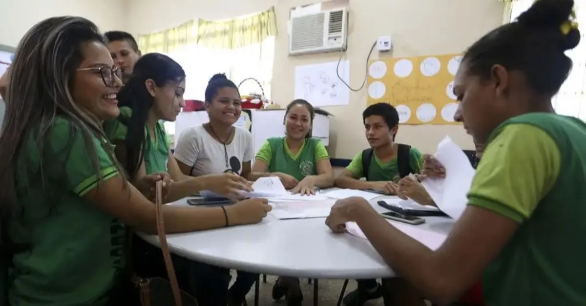 Com as mudanças, Filosofia e Sociologia passam a ser oferecidas nos três anos e os itinerários formativos ganham parâmetros nacionais mais claros.