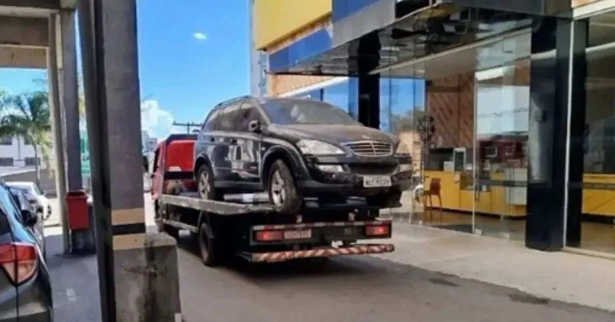 Ao longo de oito anos, o carro acumulou dívidas em razão de diárias de estacionamento, multas e IPVA.