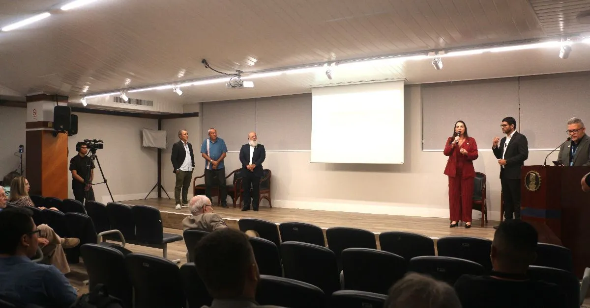 Ao longo da programação, foram discutidos temas como planejamento urbano, manejo de resíduos sólidos, entre outros assuntos.