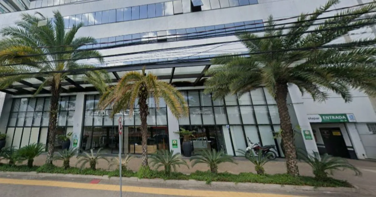 Trabalhadores deixaram o edifício e aguardaram do lado de fora enquanto os procedimentos internos eram realizados