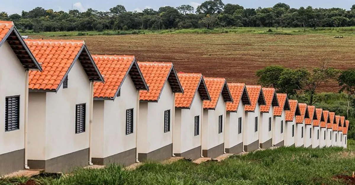 As novas moradias estão situadas na Vila de São Raimundo de Borralhos e correspondem às primeiras unidades de um total de 141 casas da modalidade.
