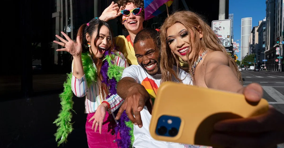 Além dos furtos e roubos, a aglomeração típica de blocos de rua, festas e shows também aumenta o risco de perdas e danos causados por quedas e pequenos impactos.