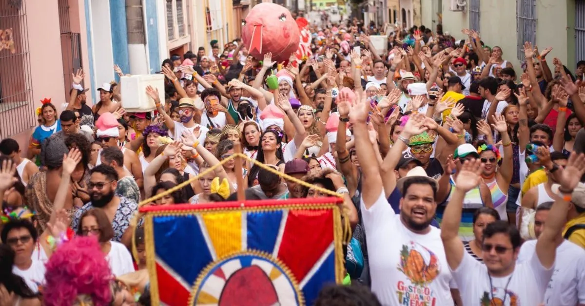 Carnavalzaço é uma programação gratuita que celebra a cultura popular, a criatividade e a tradição do carnaval de rua.