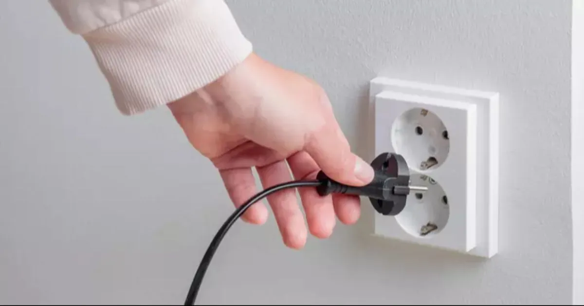 Alguns aparelhos continuam consumindo energia mesmo desligados, enquanto outros podem representar risco de curto-circuito.