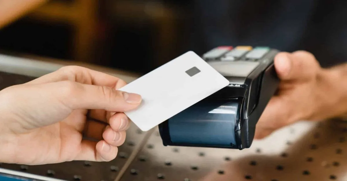 A mulher foi autuada em flagrante por furto qualificado e segue à disposição da Justiça.