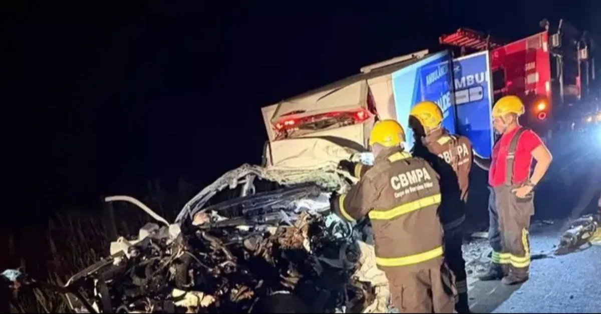 A ambulância ficou completamente destruída. O acidente aconteceu na BR-010, no sudeste paraense.