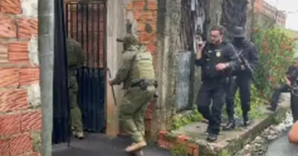 As diligências seguem em andamento para capturar o quarto investigado, que permanece foragido, além de identificar possíveis novas vítimas do grupo.