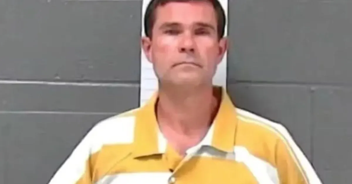 Investigação começou quando a adolescente decidiu instalar uma câmera escondida no quarto, suspeitando que o prefeito tentava entrar no cômodo.