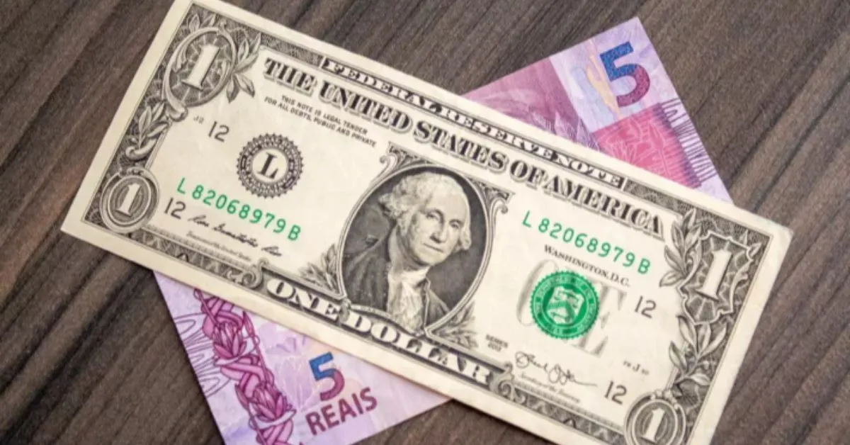 Internamente, o Brasil se beneficia de um diferencial de juros elevado e do fluxo de capital estrangeiro.