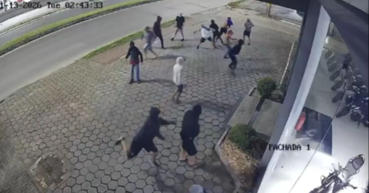 Grupo quebrou vidraças a pedradas para invadir loja