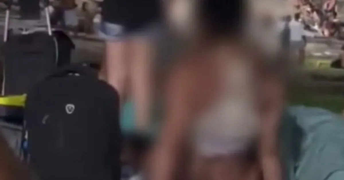 Casal não se intimidou com as pessoas na praia