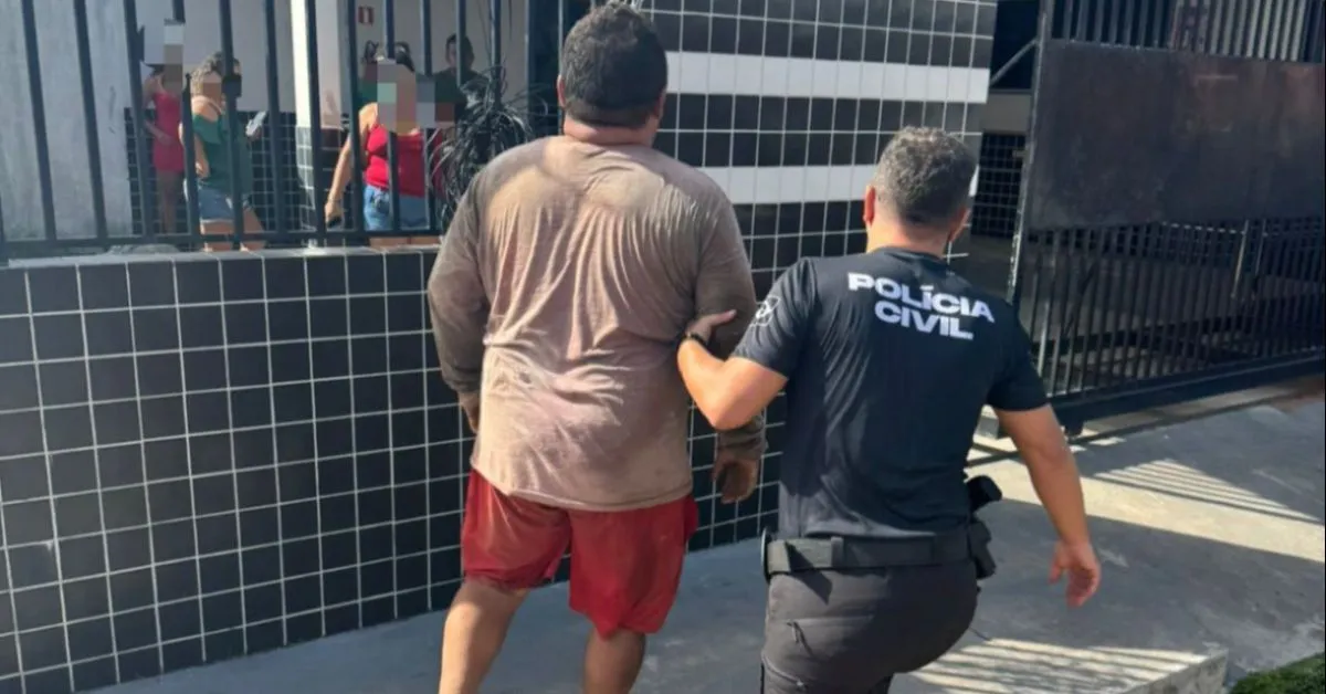 Suspeito sendo apresentado na delegacia da Polícia Civil