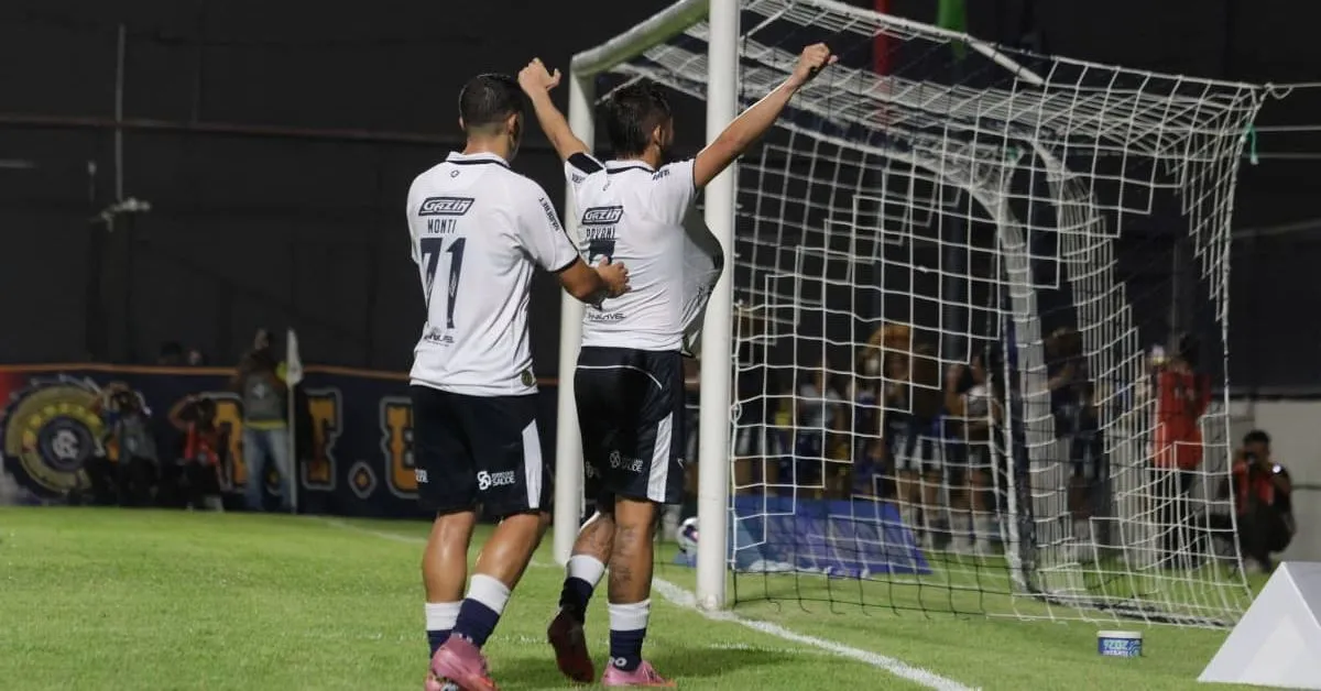Jogadores comemoram a vitória contra o Águia