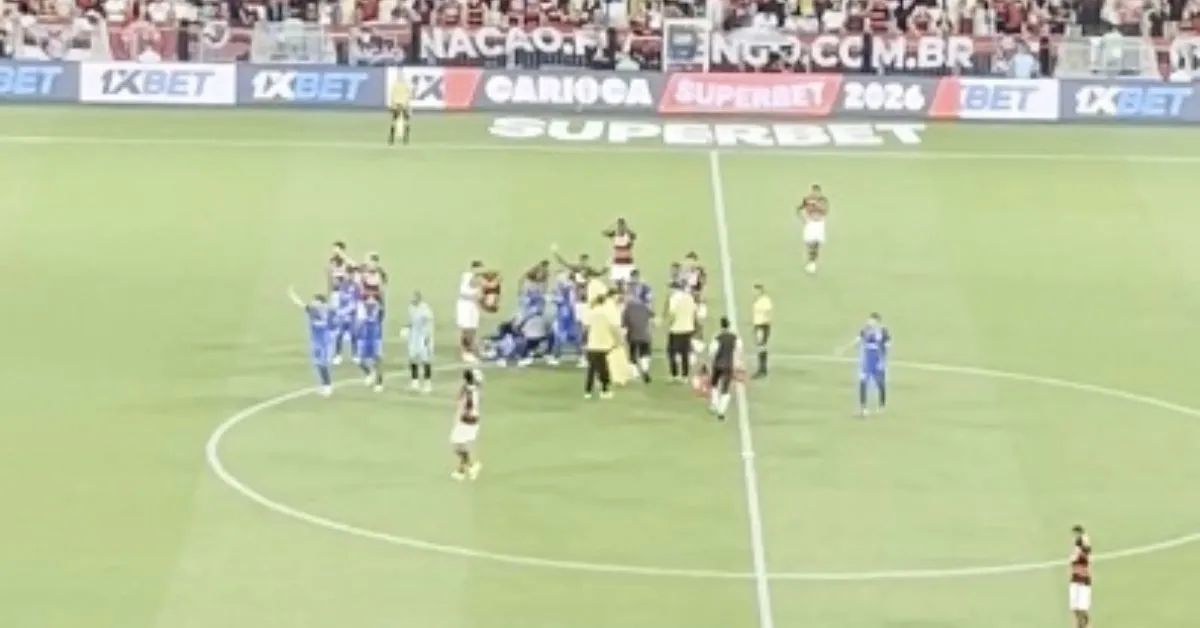 Jogador cai no gramado do Maracanã e mobiliza todos os jogadores