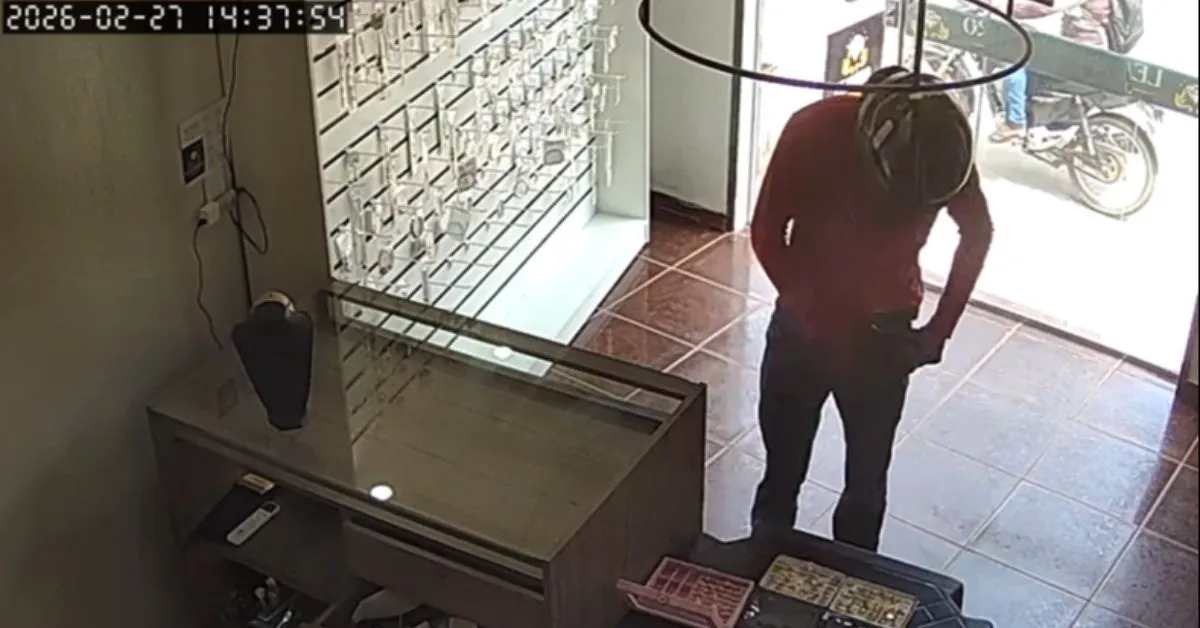 Registro do homem assaltando a joalheria