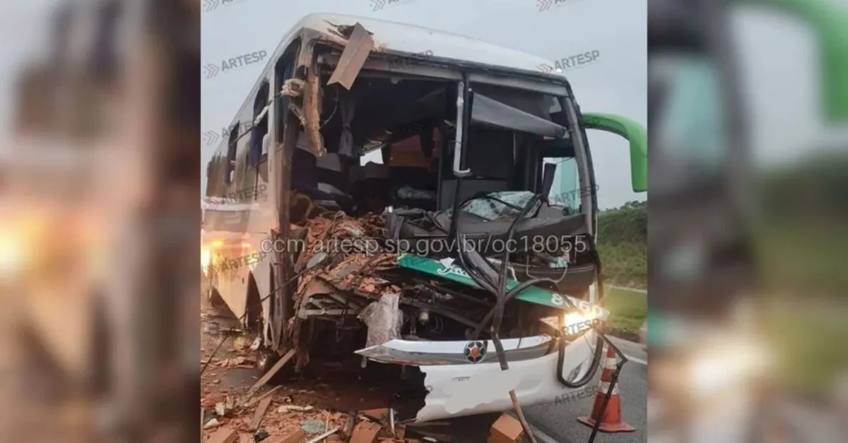 Imagem ilustrativa da notícia: Seis pessoas ficam feridas após acidente entre caminhão e ônibus em SP