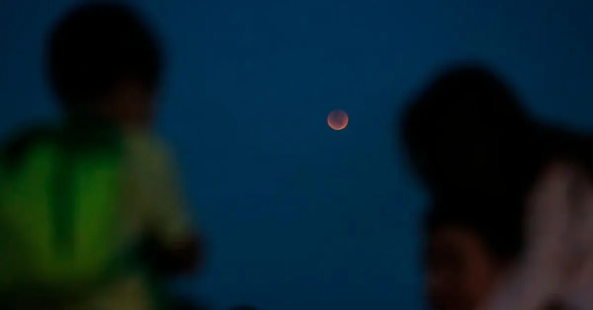 O fenômeno deixa a lua avermelhada durante um tempo