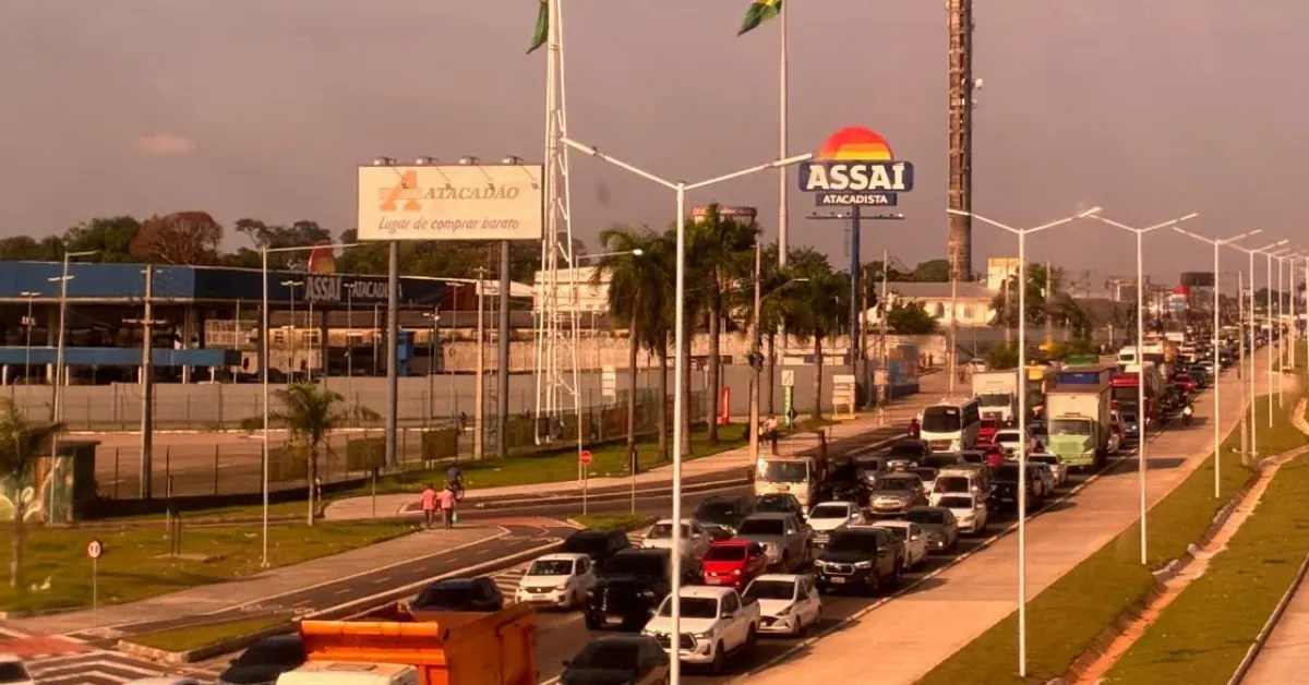 Fluxo intenso de veículos marca a saída de Belém, especialmente na BR-316, com motoristas enfrentando lentidão rumo aos destinos de Réveillon no interior e no litoral do Pará.