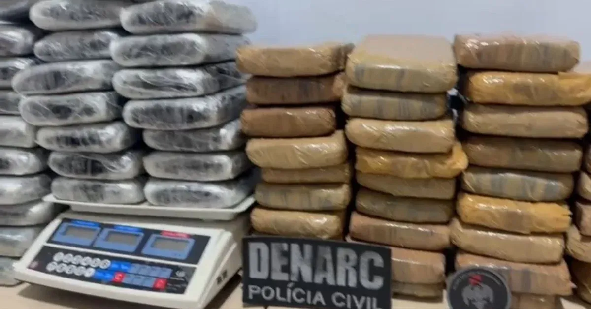 78 tabletes de cocaína, além de balança e máquina de contar dinheiro, foram apreendidos pela Polícia Civil durante ação da Operação Iara em um condomínio na avenida Augusto Montenegro, em Belém.
