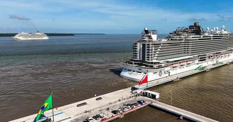 Cruzeiro internacional atracado no Porto de Outeiro, em Belém, durante a COP30.