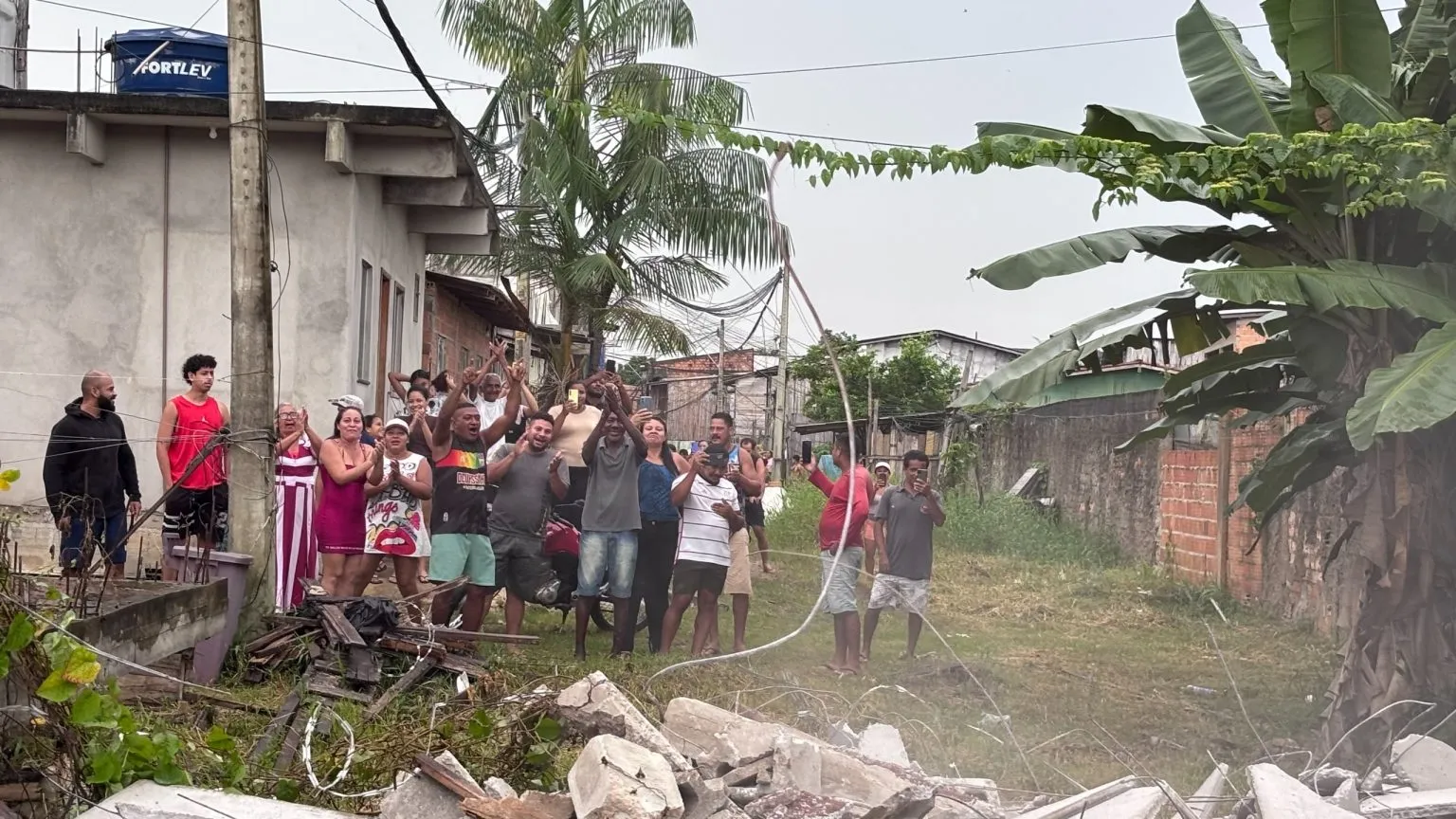 Foram mobilizados 30 trabalhadores, com apoio de quatro caçambas e uma retroescavadeira para a remoção de quatro muros.