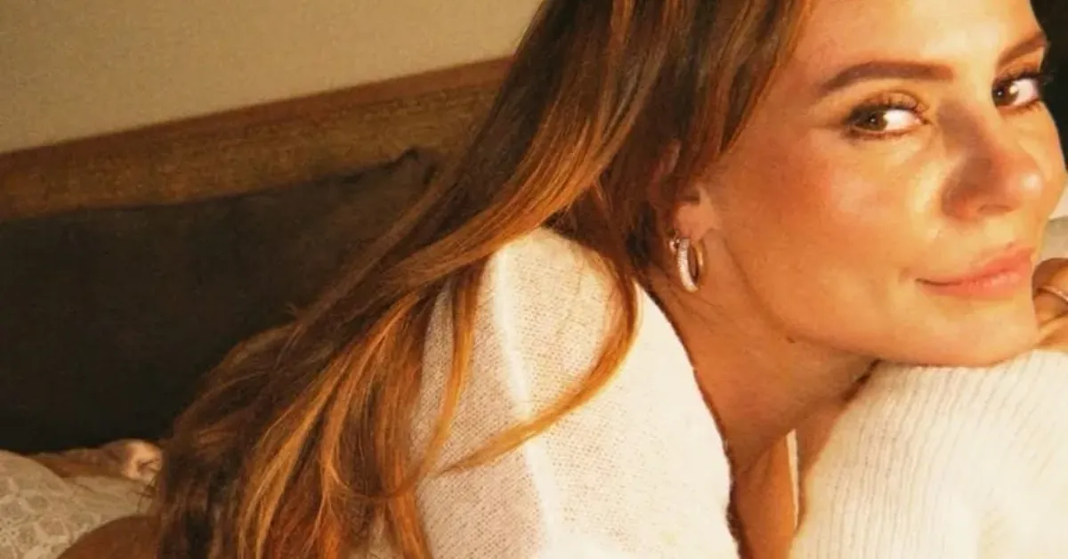 Paolla Oliveira publicou sequência de fotos de lingerie nas redes sociais e foi amplamente elogiada por fãs e celebridades.