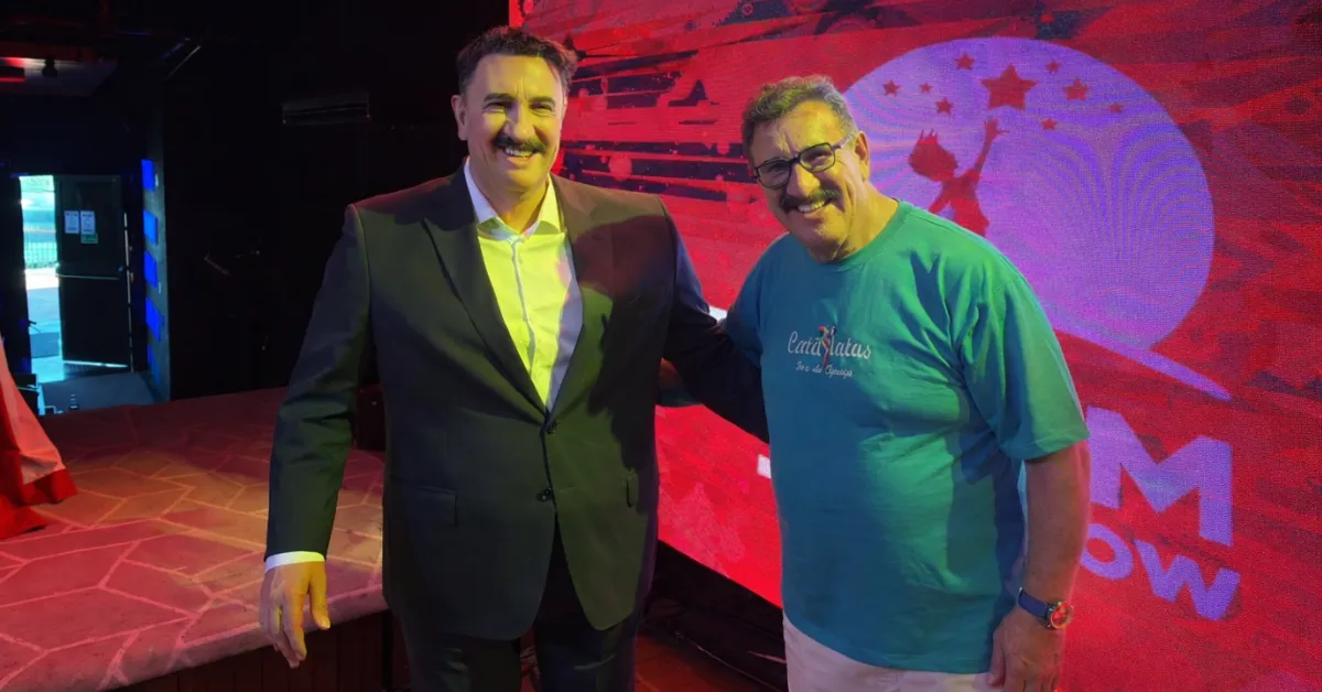 Ratinho posa ao lado de sua estátua inaugurada no Dreamland Museu de Cera, em Foz do Iguaçu.