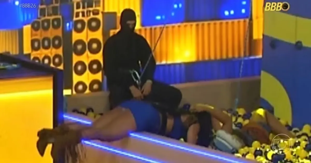 Momento do beijo entre Chaiany e Marciele exibido no CAT BBB movimenta o público e repercute nas redes sociais.