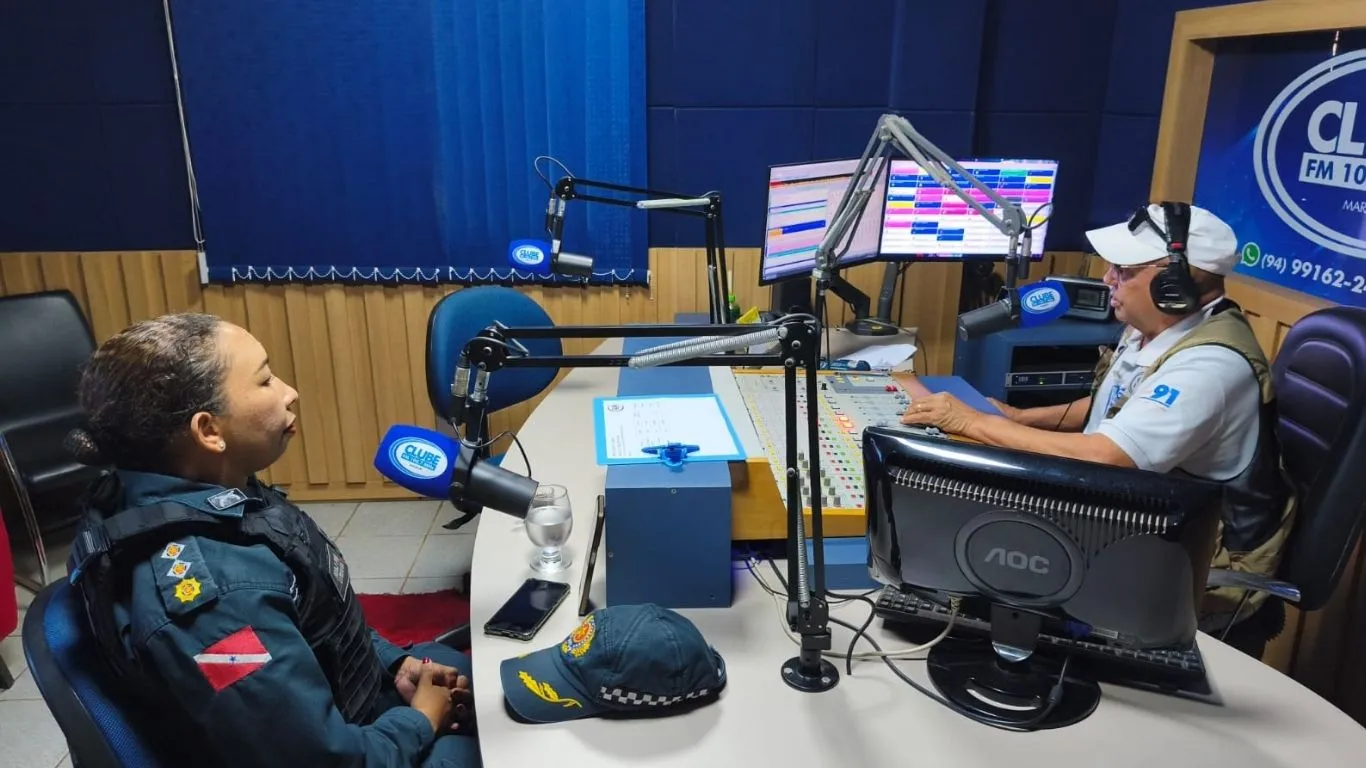 A Major Luciana Silva durante entrevista ao repórter Elvan do Vale no programa Rota 100,7; oficial celebrou 20 anos de corporação.