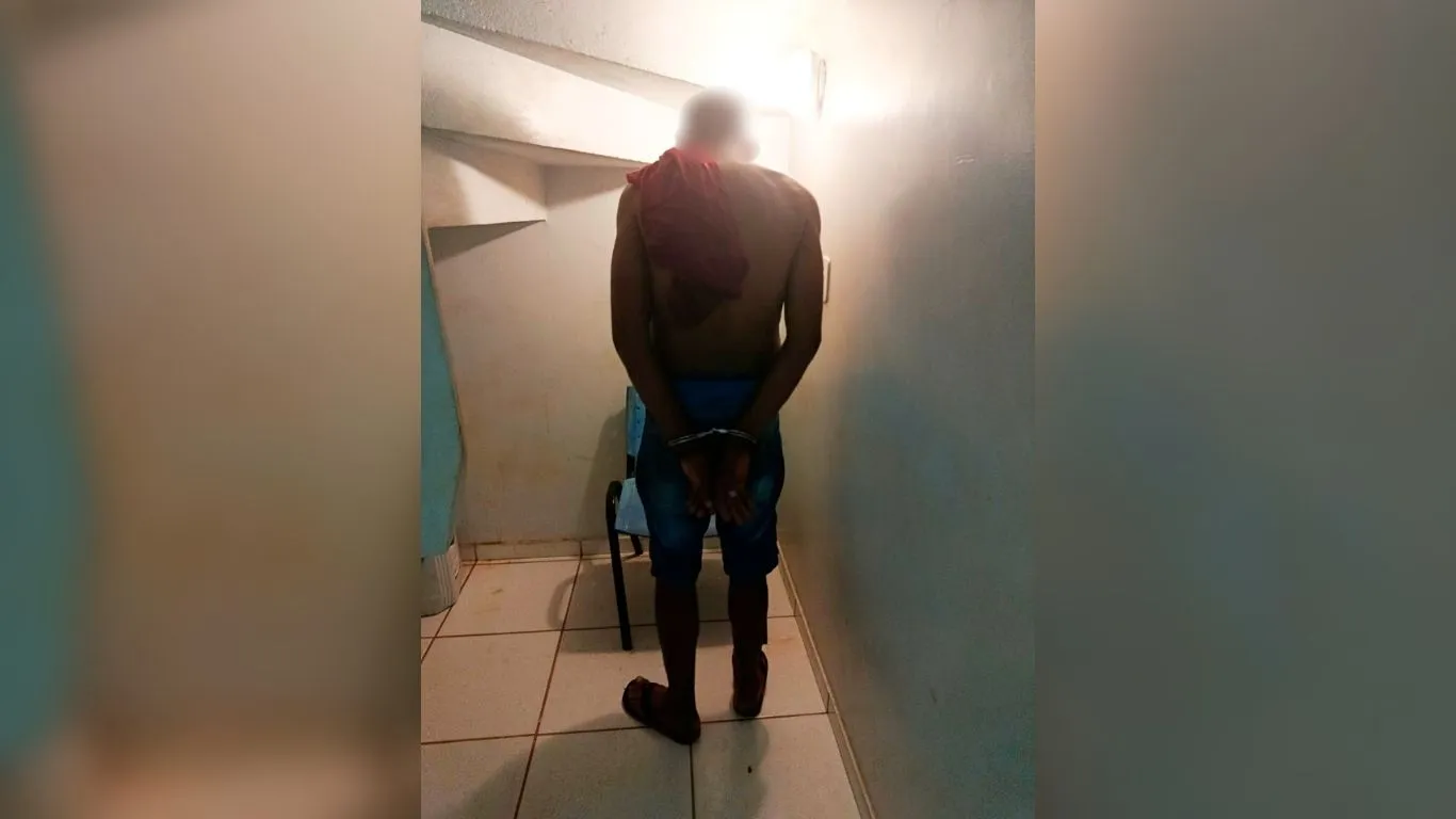 O suspeito estava no imóvel no momento da abordagem e foi detido pelas autoridades.