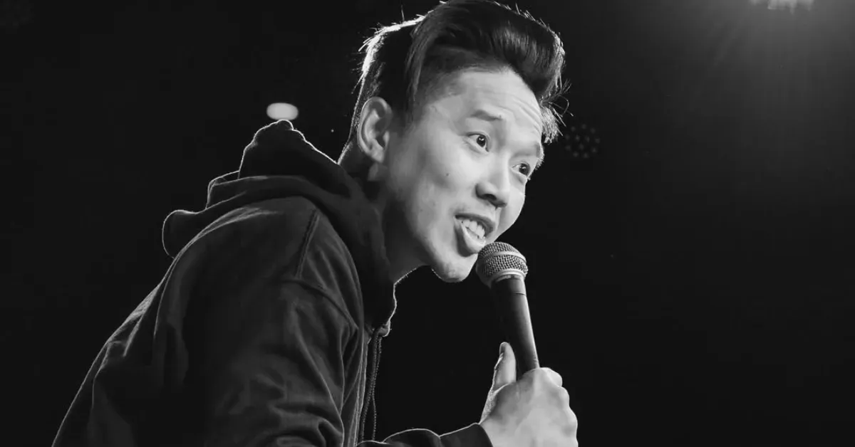 Alex Duong, ator e comediante, faleceu aos 42 anos após batalha contra câncer raro; deixa esposa e filha, e um legado de humor e dedicação à família.