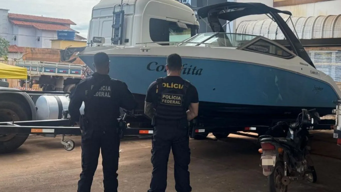 Agentes da Polícia Federal durante cumprimento de mandado de busca e apreensão na sede da Secretaria Municipal de Finanças.