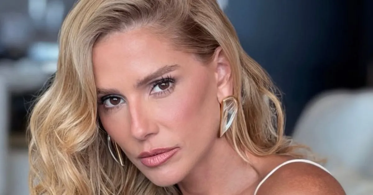 Deborah Secco compartilha momentos de março, entre treinos, lazer e registros de biquíni nas redes sociais.