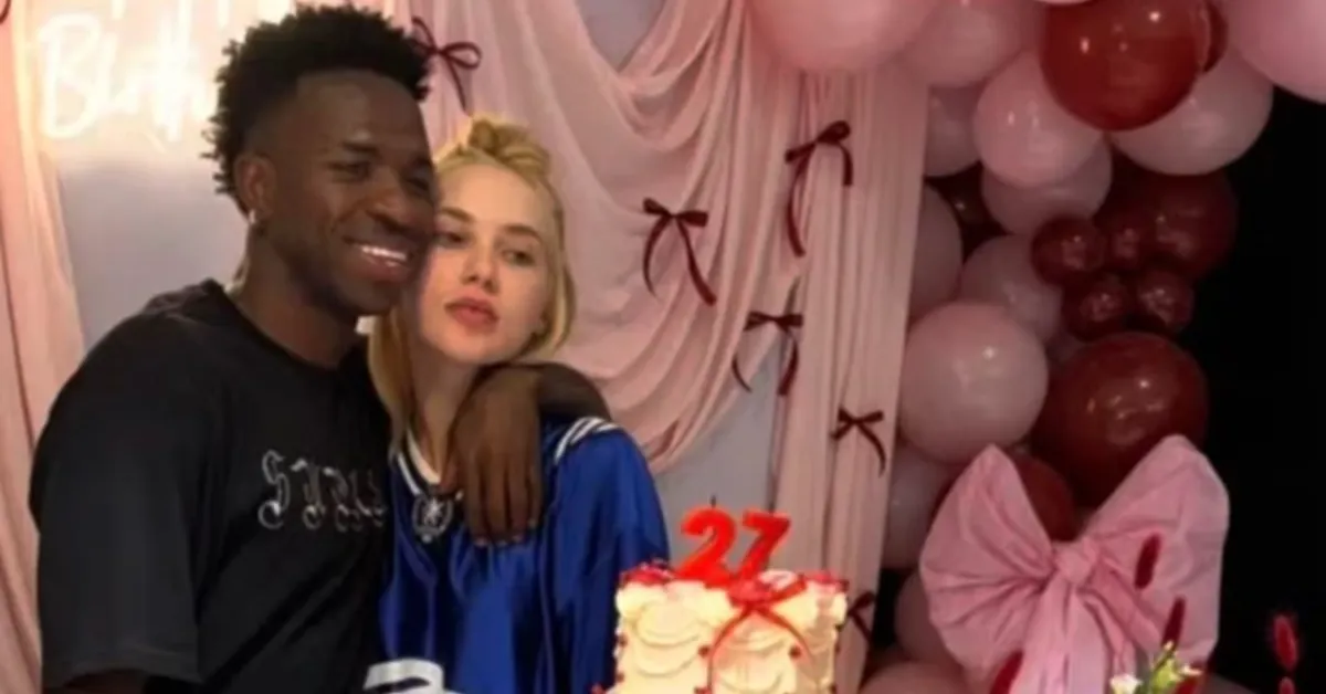 Virginia Fonseca ao lado de Vini Jr. em festa de aniversário em Madri; expressão da influenciadora chamou atenção dos internautas