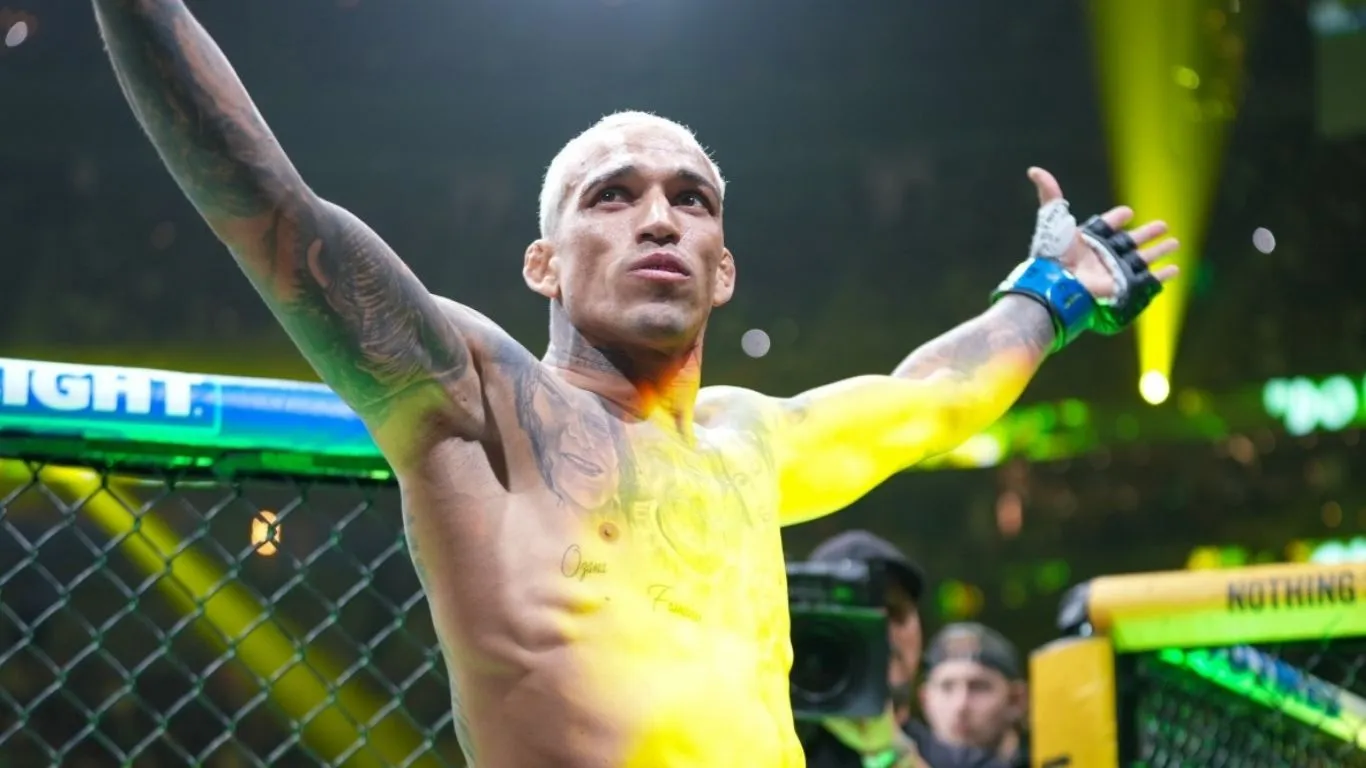 Com o cinturão BMF, "Do Bronx" comemora a vitória por decisão unânime sobre o norte-americano.