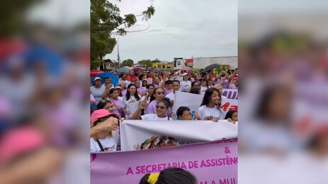 Manifestantes caminham pelas ruas de Marabá durante a 23ª Marcha das Mulheres, exigindo o fim do feminicídio e maior acesso a direitos básicos.