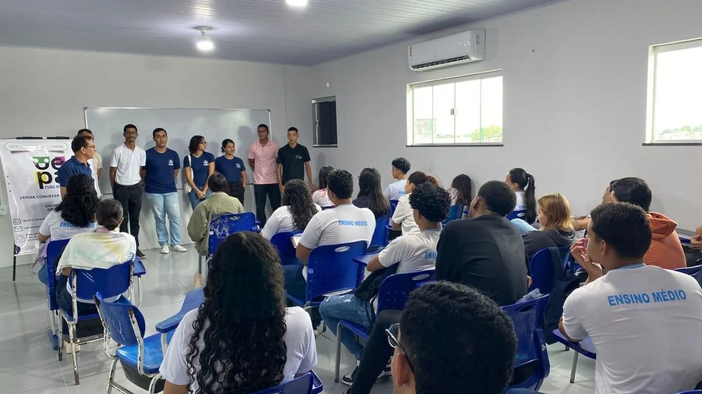 Acadêmicos e docentes da Uepa esclarecem dúvidas de estudantes do 3º ano sobre as formas de ingresso e o sistema de cotas.