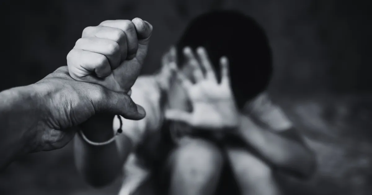 O menino foi encontrado em  Hagenbach, cercado por lixo; criança estava nua e em estado grave de desnutrição.