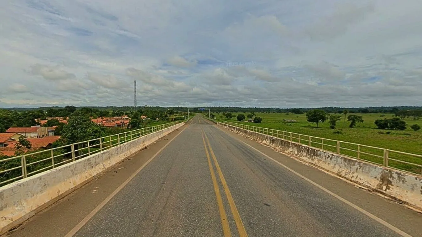 Sinalização do DNIT indica limite de peso e eixos para veículos que cruzam a ponte sobre o Rio Araguaia na BR-230.