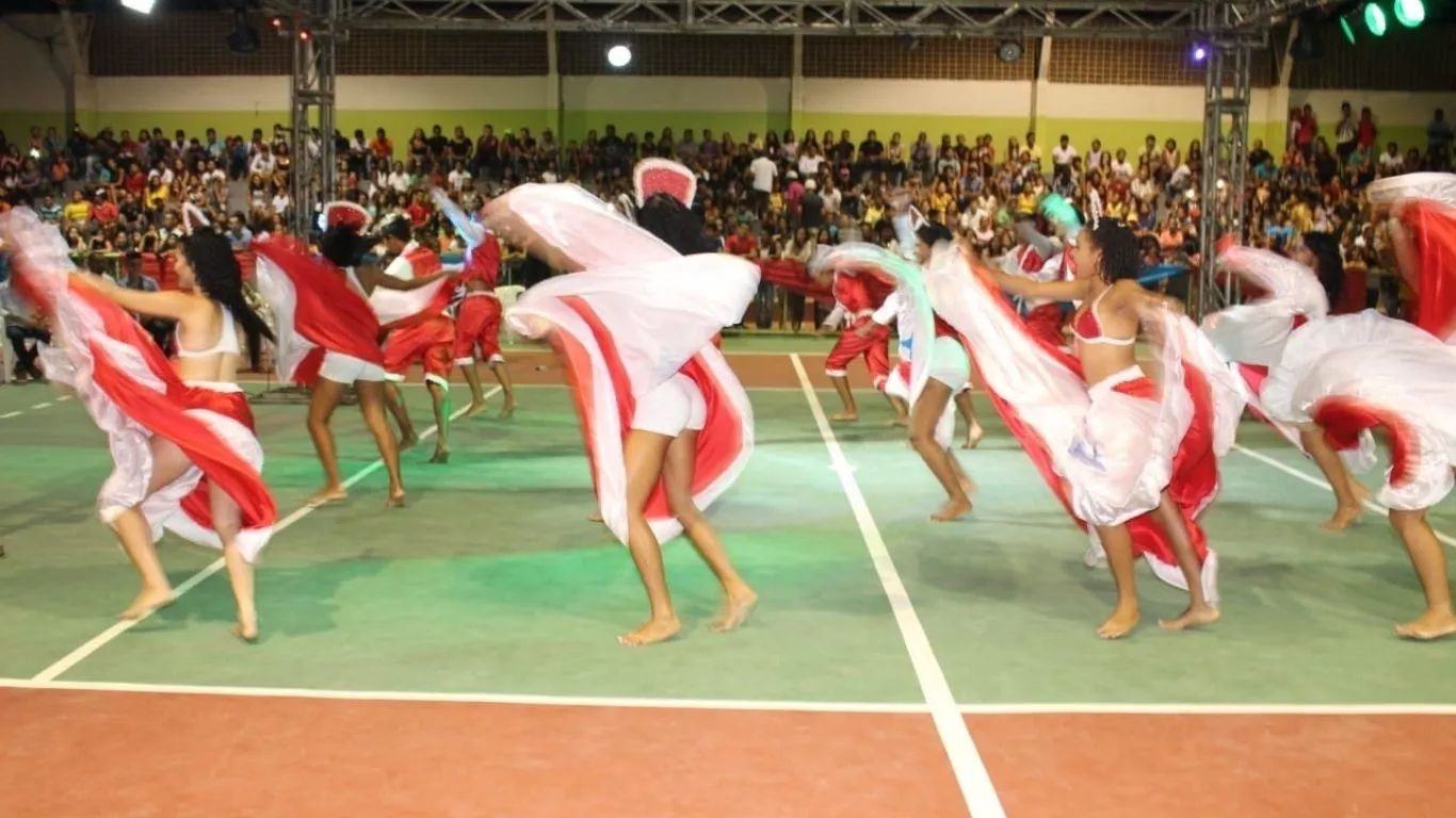 Bailarinos de diferentes gerações se apresentam no palco de Ourilândia; evento busca valorizar talentos do sul do Pará.