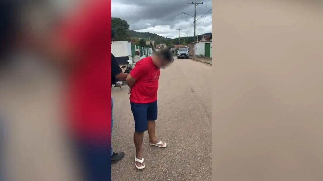 Francidalton Sodré Damasceno, o "Bolinha", sendo conduzido pela equipe policial para os procedimentos legais.