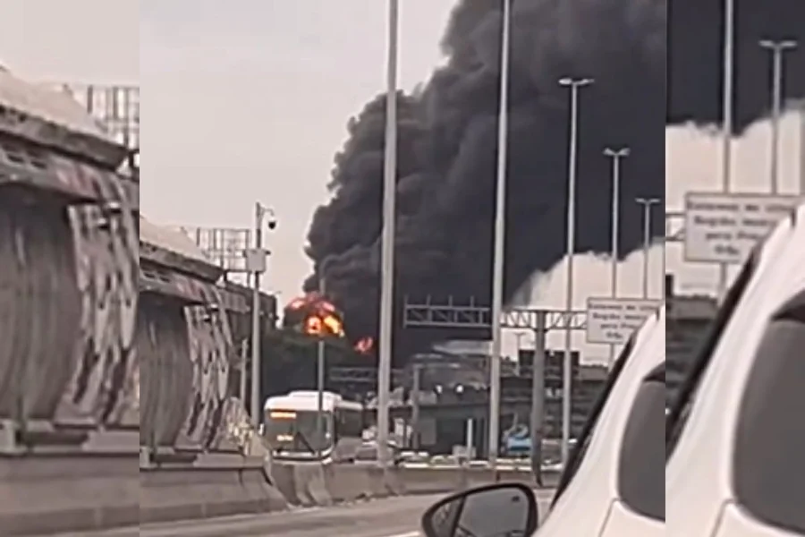 Densa coluna de fumaça toma conta do céu na zona norte do Rio após incêndio atingir galpão de peças de motos próximo à Avenida Brasil.